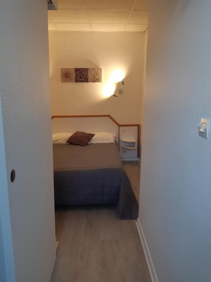 Hotel De La Croix De Malte Cherbourg-en-Cotentin Bagian luar foto